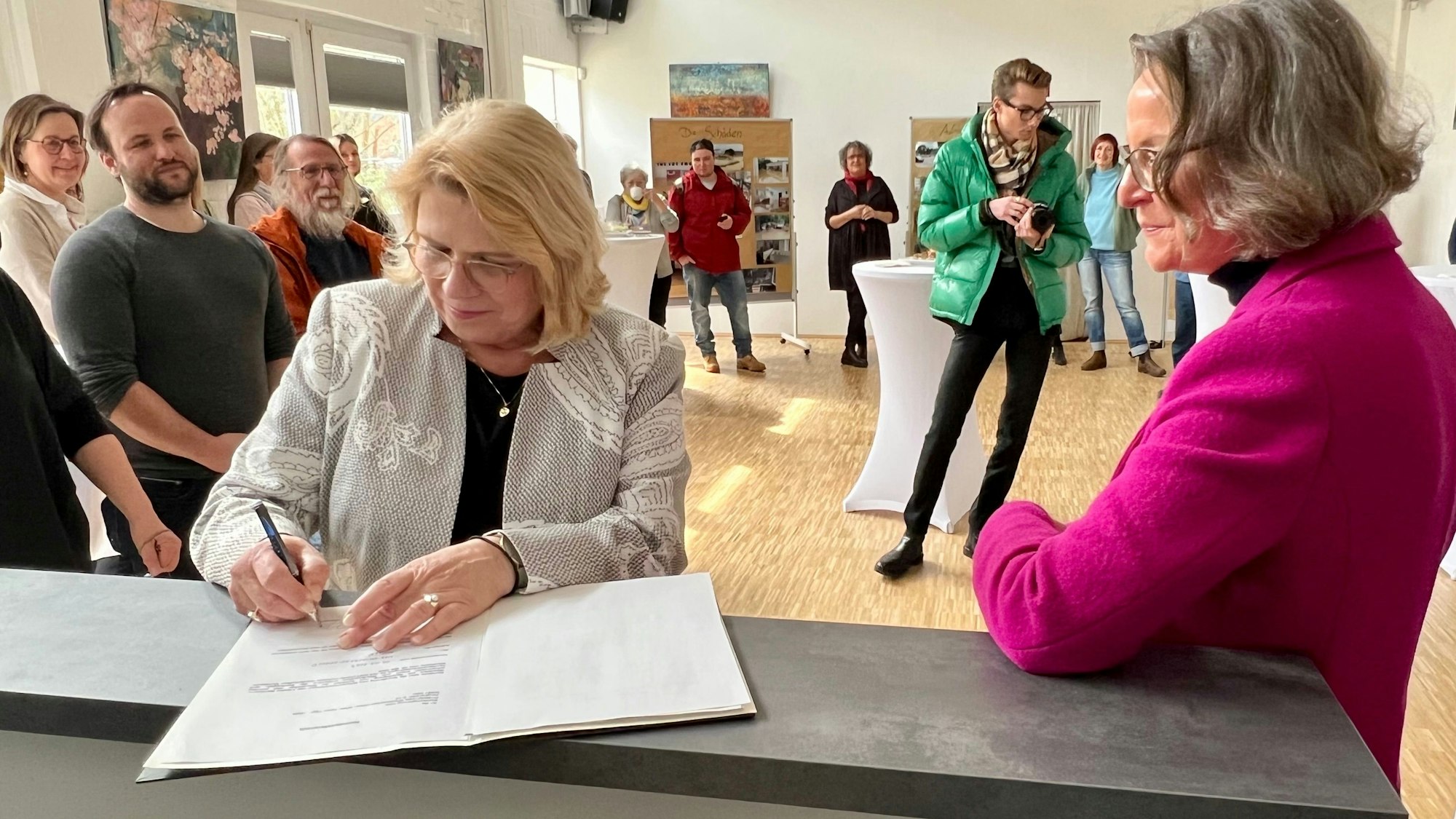 Awo-Geschäftsführerin Petra Jennen (l.) quittiert Empfang der Fluthilfe von Heimatministerin Ina Scharrenbach