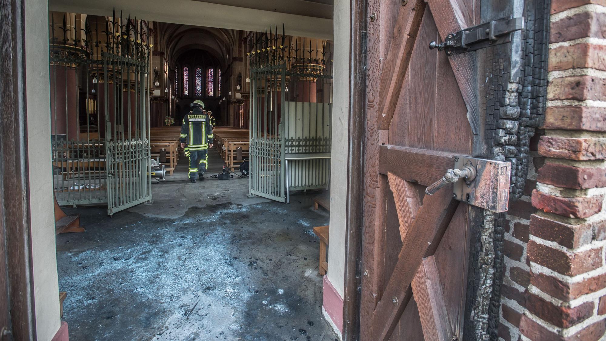 Sankt Stephanus: Brand an der Kirchentür (Richtung Wiesenstraße).