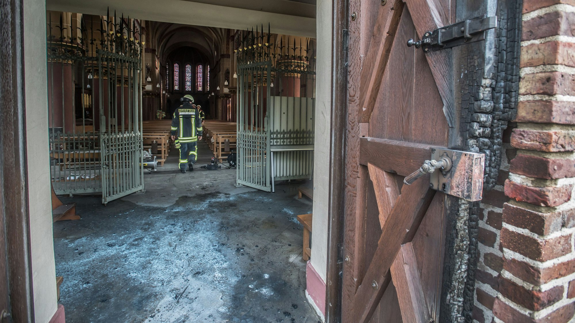 Sankt Stephanus: Brand an der Kirchentür (Richtung Wiesenstraße).