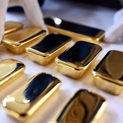 Bei der Agosi AG in Pforzheim werden frisch gegossene Goldbarren gezeigt, die einen Feingoldgehalt von 99,99 Prozent haben.