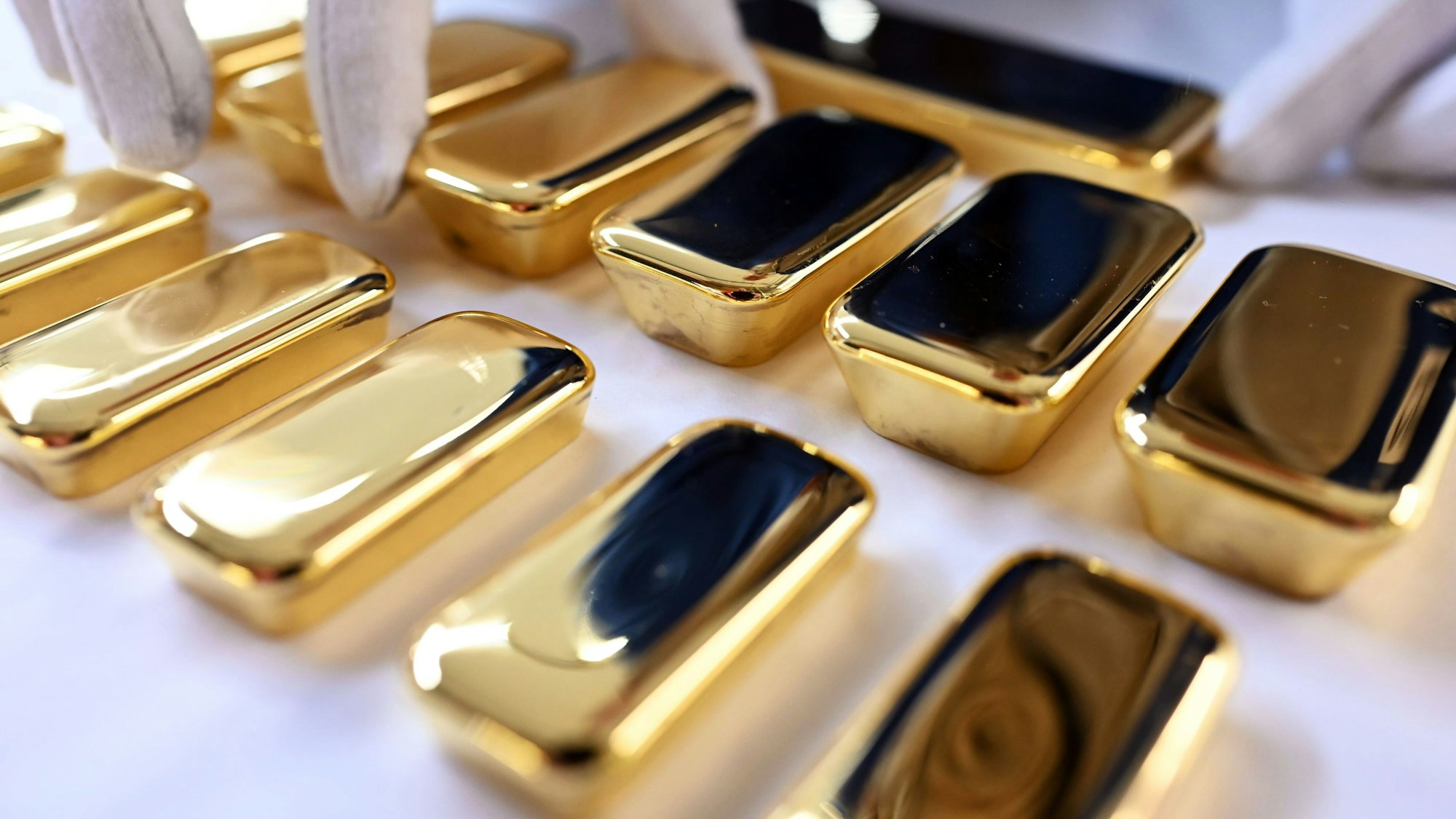 Bei der Agosi AG in Pforzheim werden frisch gegossene Goldbarren gezeigt, die einen Feingoldgehalt von 99,99 Prozent haben (obere Reihe 1 Kilogramm je Stück, mittlere Reihe 500 Gramm je Stück, untere Reihe 250 Gramm je Stück).