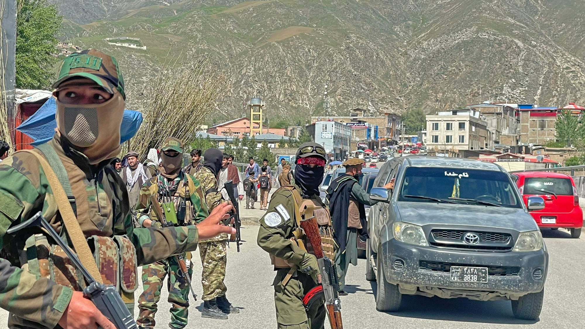 Sicherheitspersonal der Taliban bewachen eine Straße.