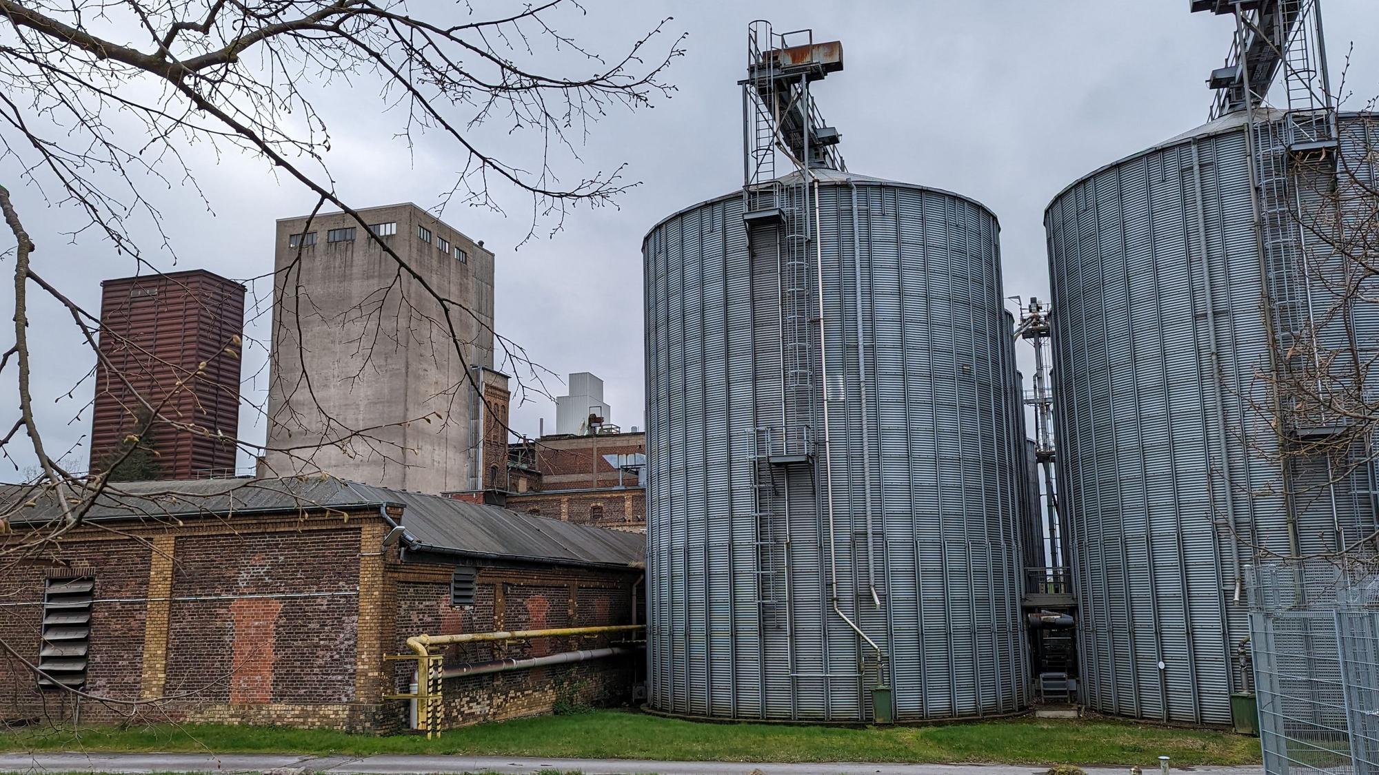 Blick auf die beiden Silos der Fabrik.