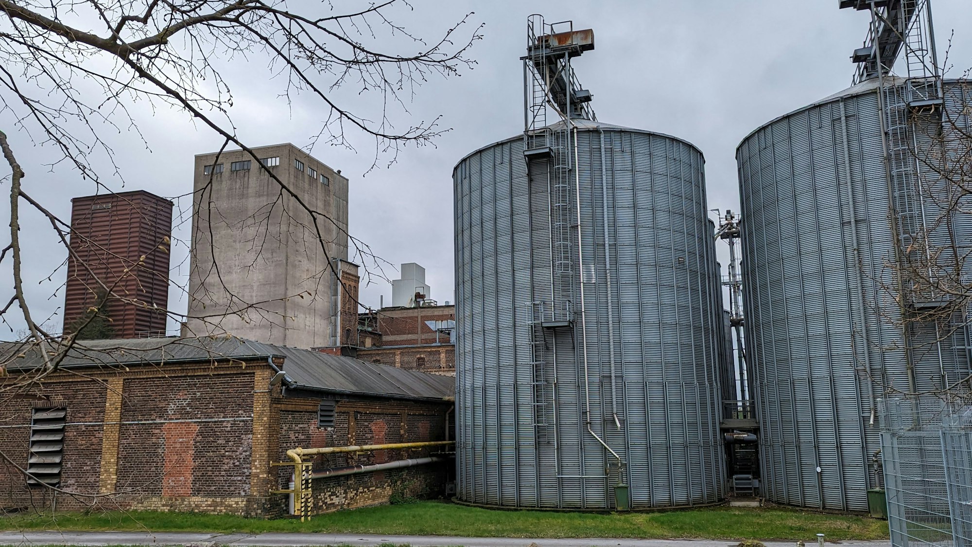 Blick auf die beiden Silos der Fabrik.