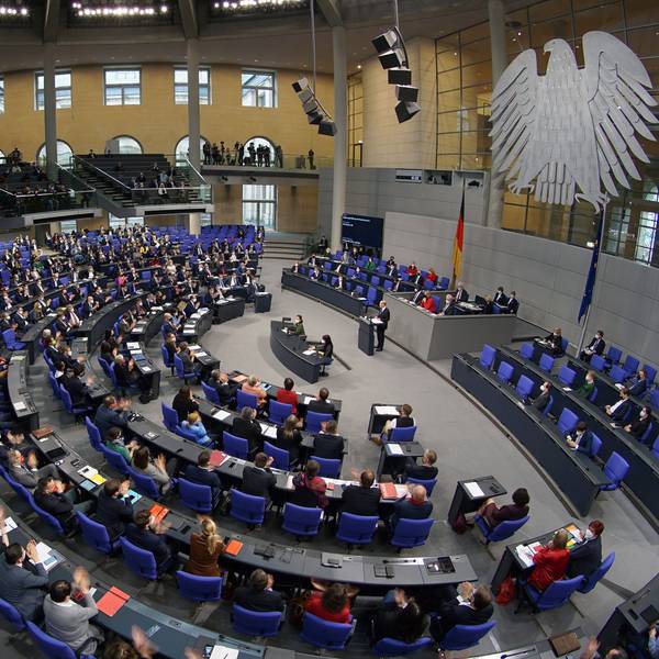 Bundeskanzler Olaf Scholz hält eine Rede während einer Sitzung des Deutschen Bundestages im Reichstagsgebäude in Berlin.