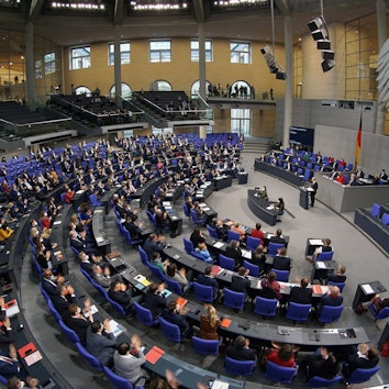 Bundeskanzler Olaf Scholz hält eine Rede während einer Sitzung des Deutschen Bundestages im Reichstagsgebäude in Berlin.