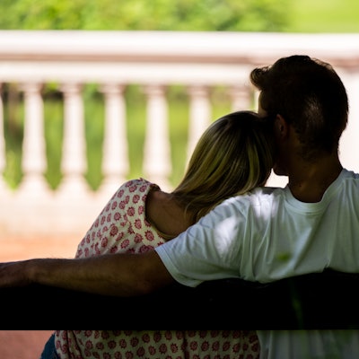Eine Frau und ein Mann sitzen zusammen auf einer Parkbank.
