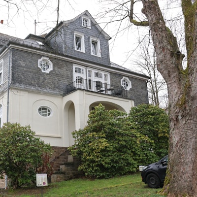 Eine alte Villa – der obere Teil verkleidet mit Schieferplatten.