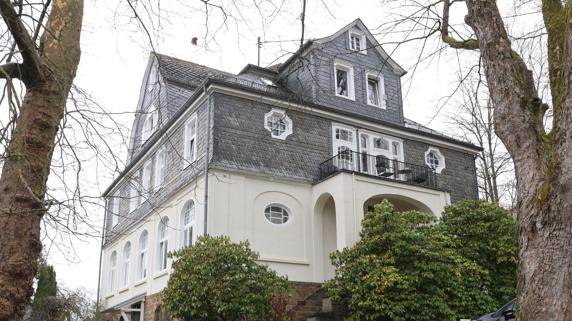 Eine alte Villa – der obere Teil verkleidet mit Schieferplatten.