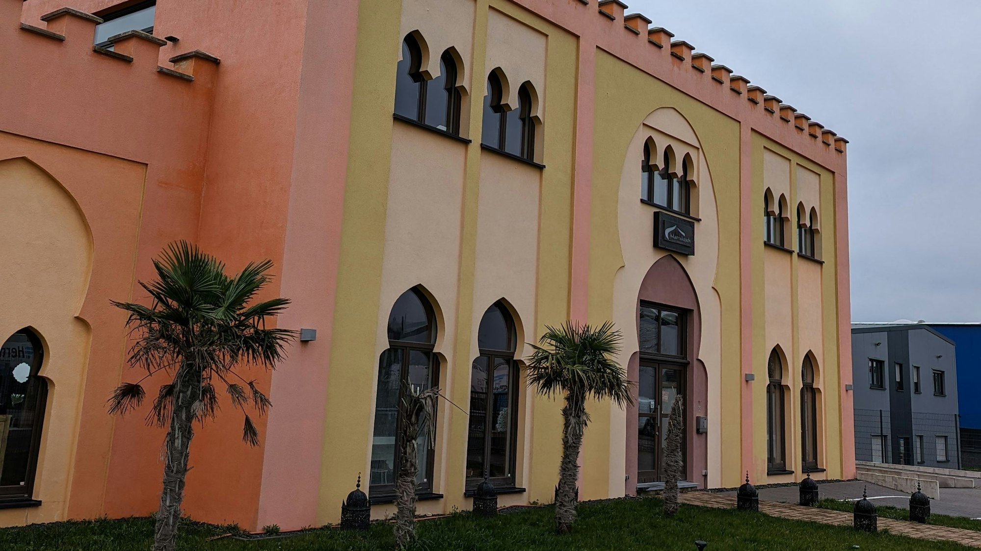 Orange-gelbes Gebäude, welches an eine Moschee erinnert.
