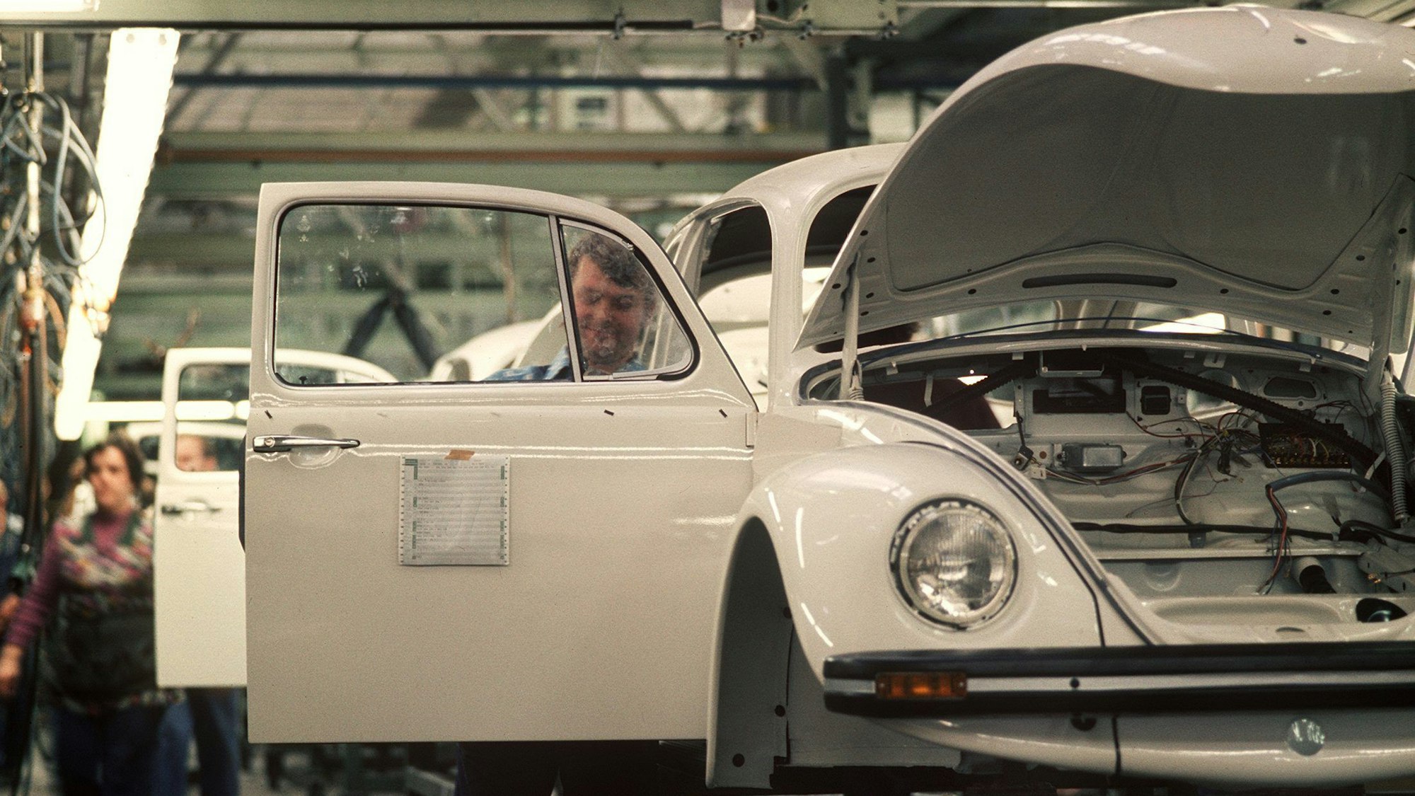 Ein Monteur arbeitet an der Tür eines VW-Käfers im VW-Werk in Emden.