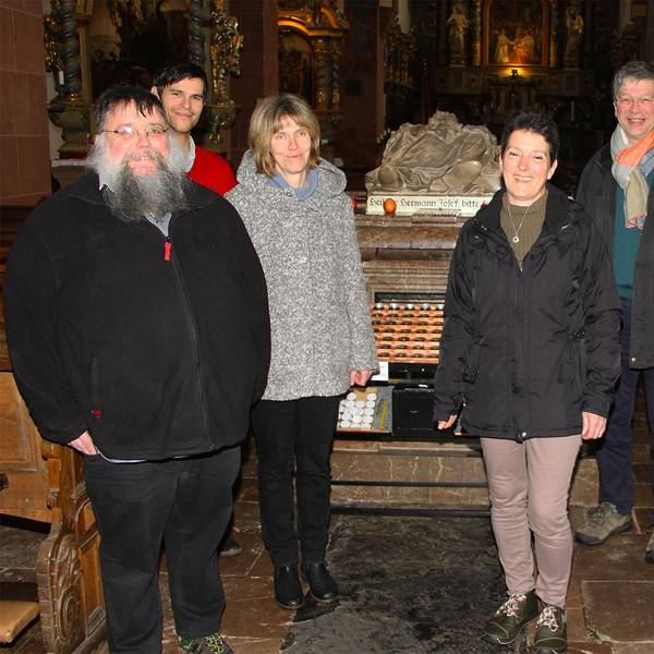 Das Pastoralteam um Wieslaw Kaczor (r.) steht am Grab des Eifel-Heiligen in der Steinfelder Basilika.