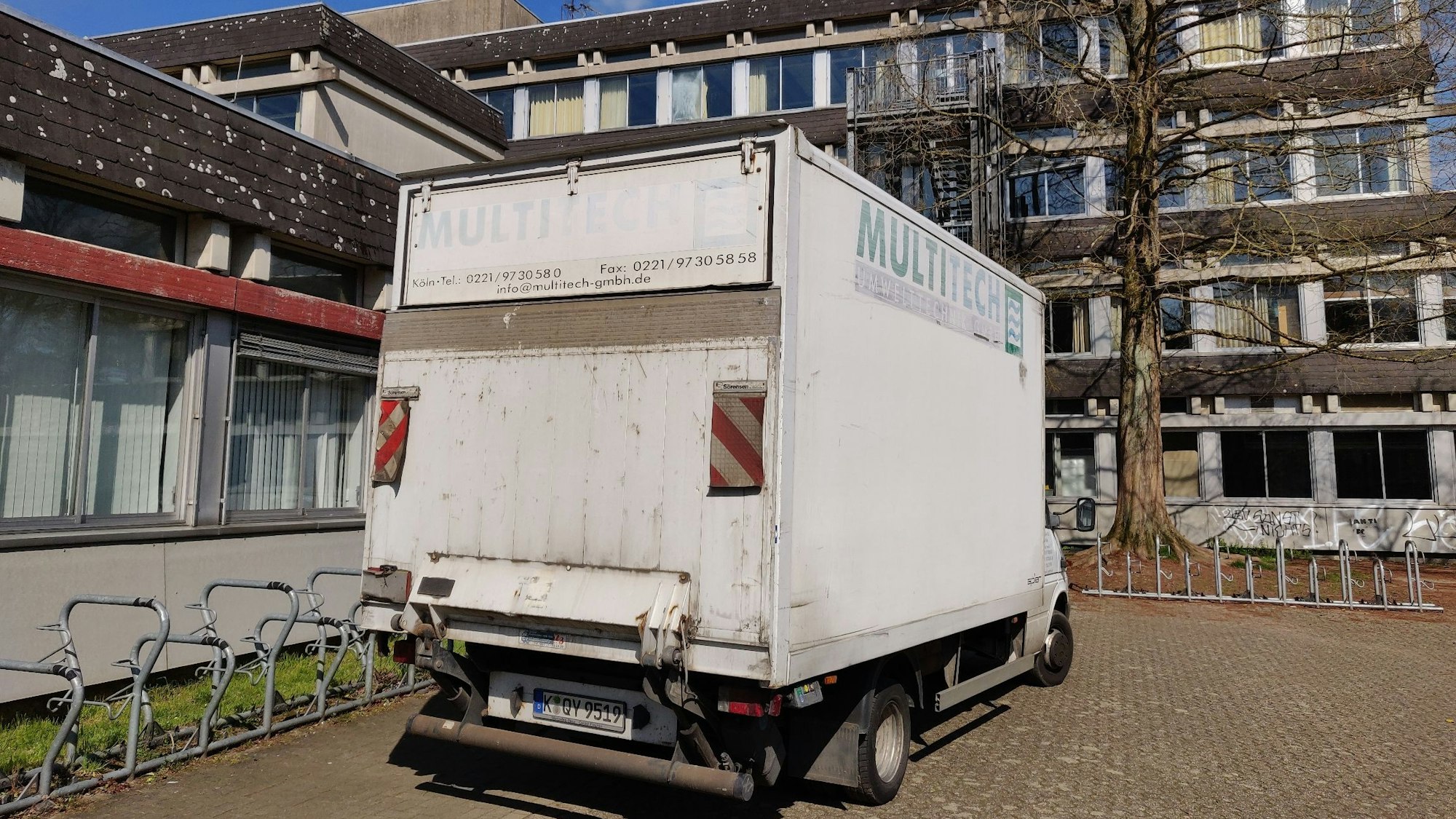 Lkw der Firma Multitech auf dem Schulhof.