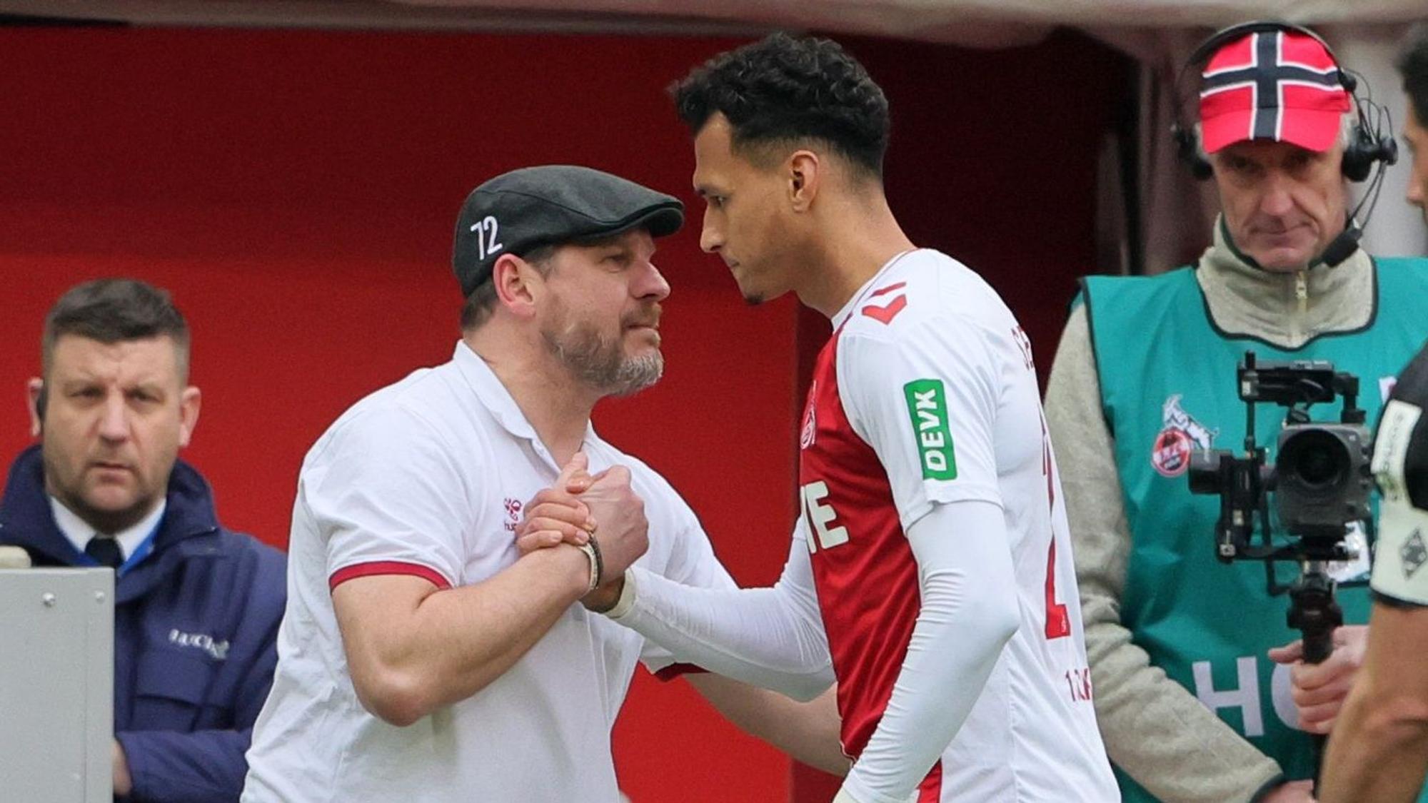 Kölns Trainer Steffen Baumgart wechselt im Derby gegen Gladbach Davie Selke aus und bedankt sich beim Stürmer.