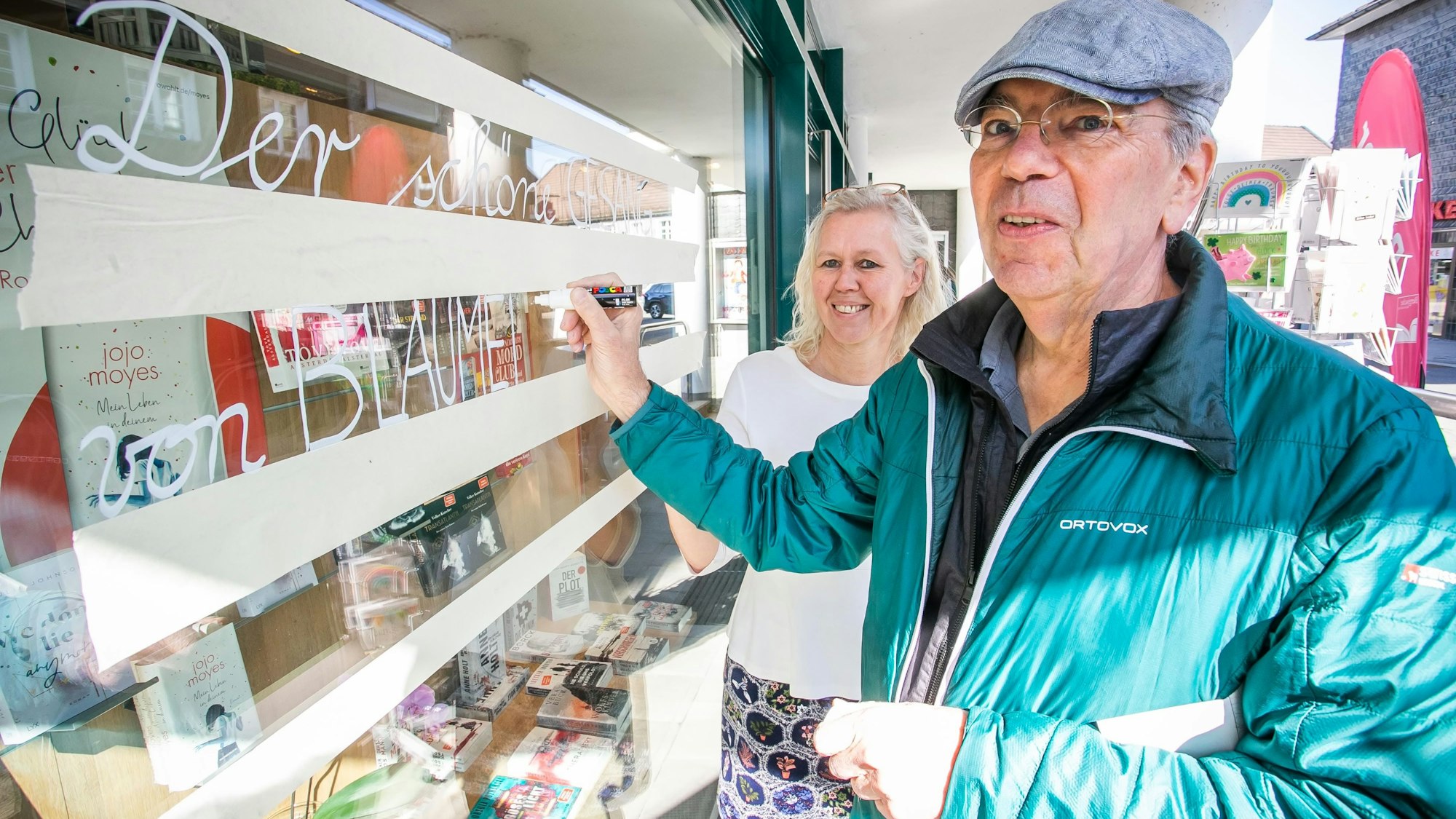 Michael Wittschier schreibt ein Haiku ans Schaufenster der Bergischen Buchhandlung