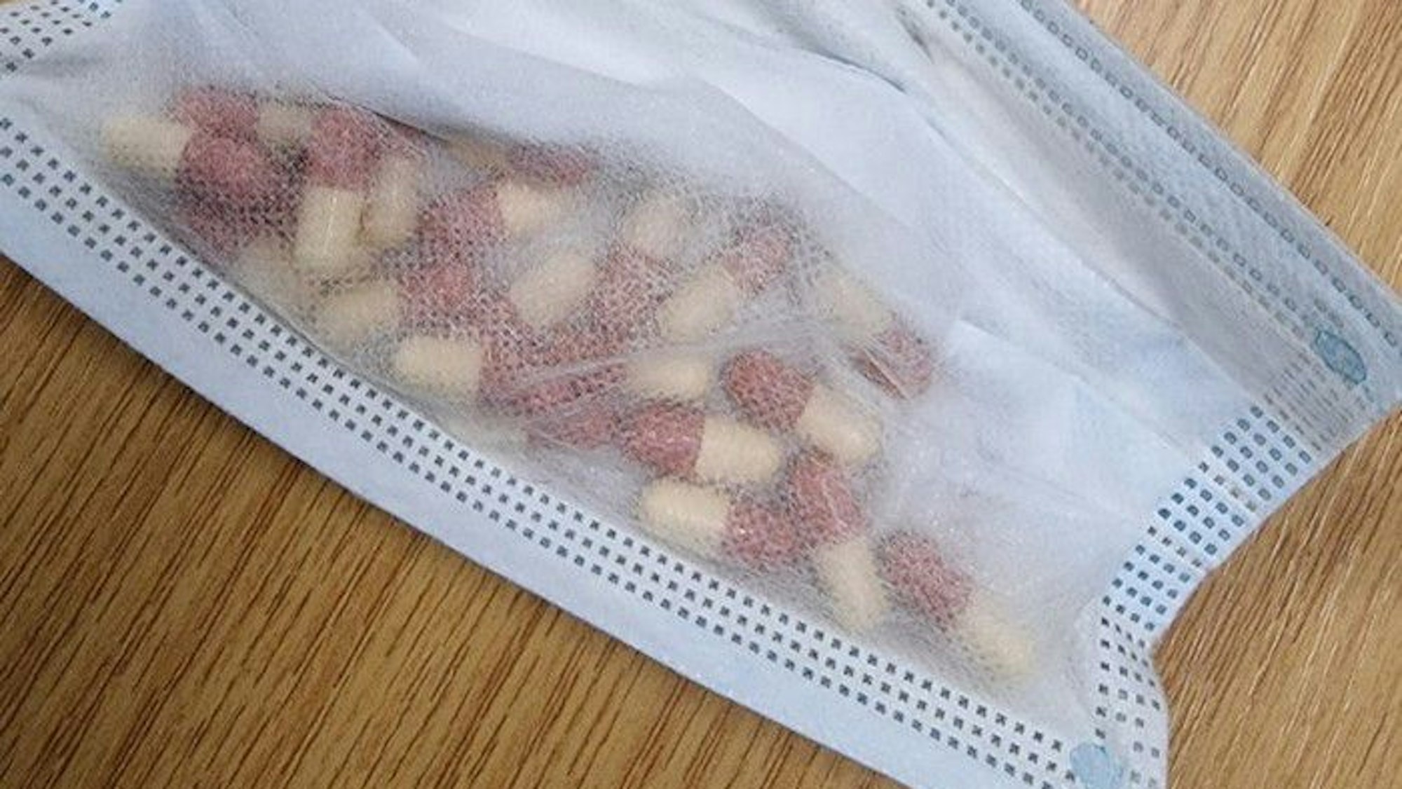 Die Pillen wurden aufwendig in die Innenseite einer medizinischen Mund-Nasenbedeckung eingearbeitet.