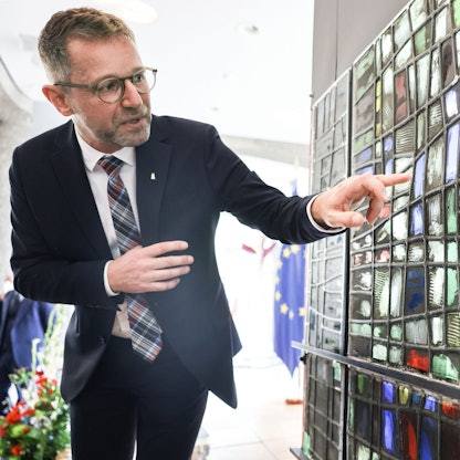 Peter Füssenich, Dombaumeister, erläutert an einem Fenster aus der Kirche Notre-Dame die Restaurierungsarbeiten.