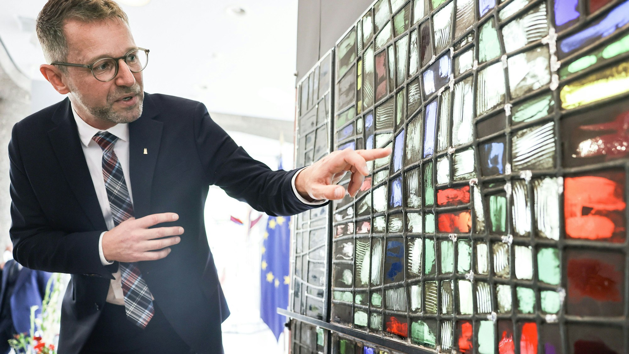 Peter Füssenich, Dombaumeister, erläutert an einem Fenster aus der Kirche Notre-Dame die Restaurierungsarbeiten.
