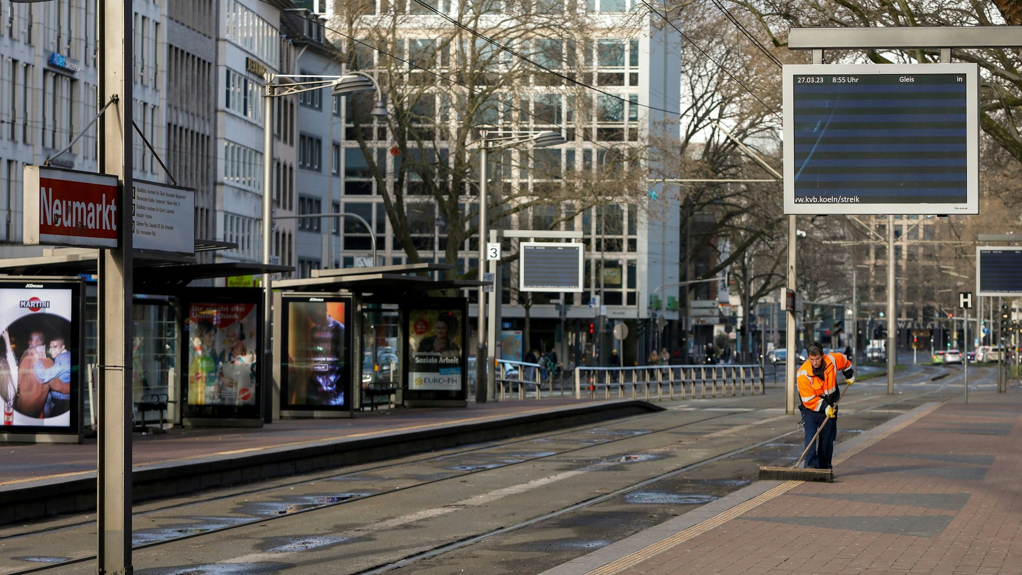 KVB-Haltestelle der Linien 1 und 7 am Neumarkt in Köln.