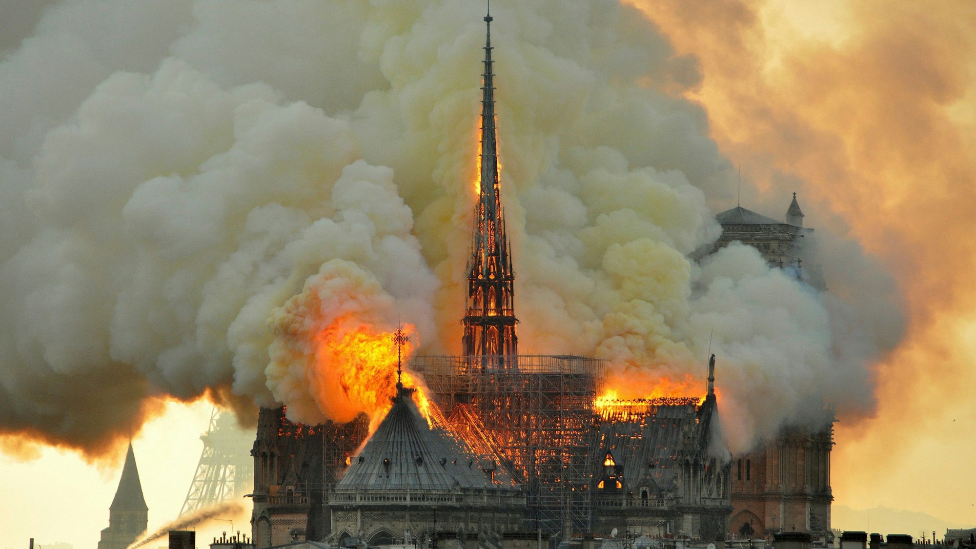 Flammen und Rauch steigen aus der Kathedrale Notre-Dame de Paris auf.