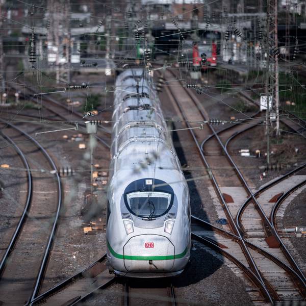 Ein Intercity-Express (ICE) fährt in den Hauptbahnhof in Essen ein.