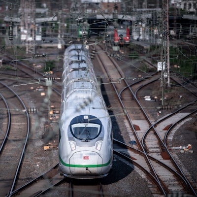 Ein Intercity-Express (ICE) fährt in den Hauptbahnhof in Essen ein.