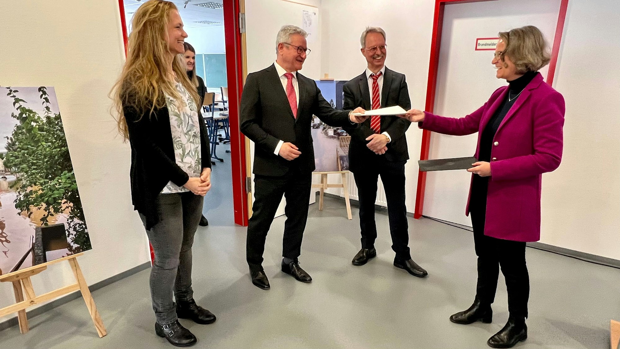 Scheckübergabe von Kommunalministerin Ina Scharrenbach an das Berufskolleg Opladen, v.l.: Ute Demmer (Geschäftsführerin Zweckverband der Berufsbildenden Schulen Opladen), Matthias Momberg (stellvertretender Schulleiter BKO), Dr. Josef Peters (Kreisgeschäftsführer DRK Leverkusen)