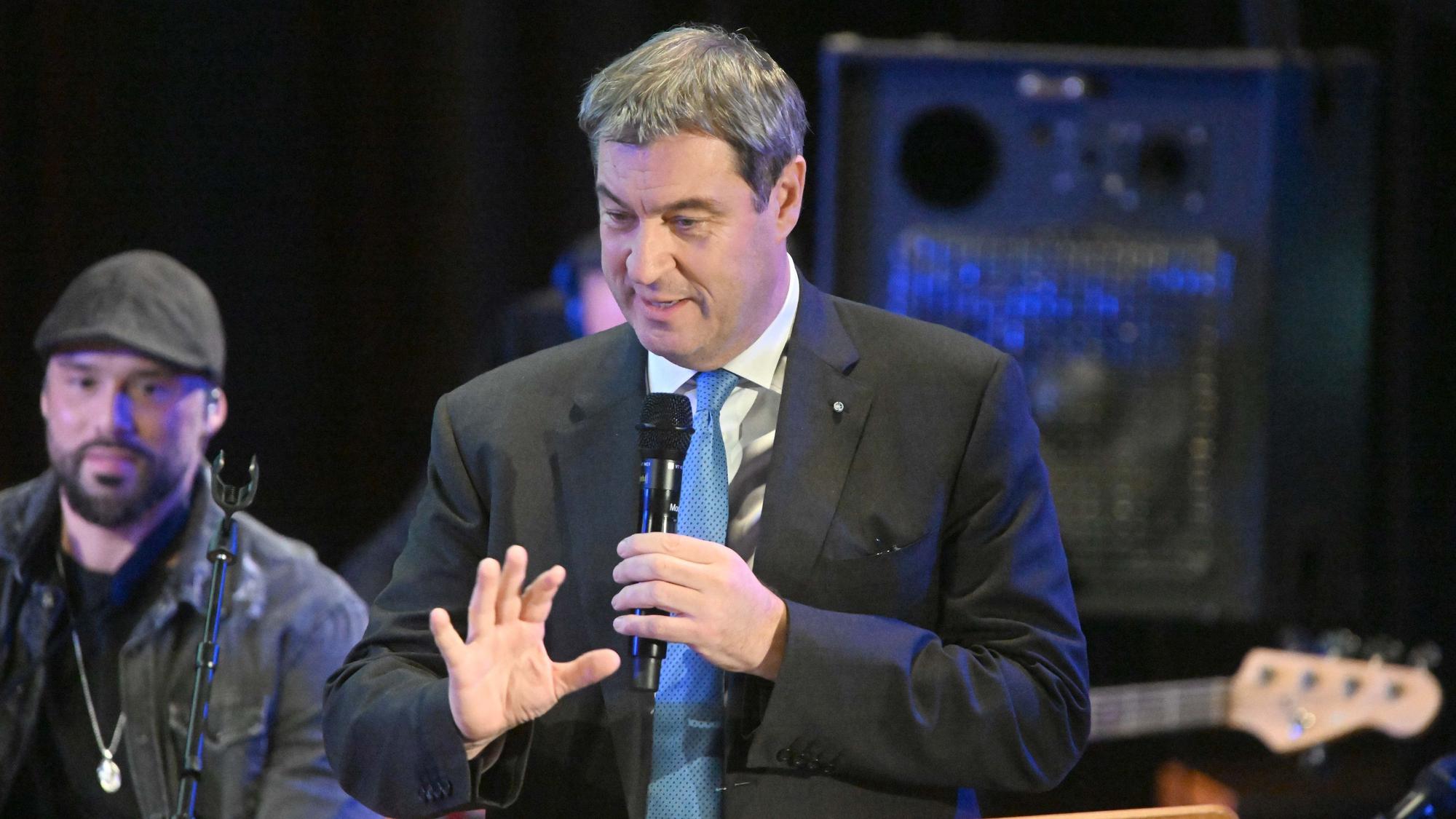 Der Bayerische Ministerpräsident Markus Söder (CSU) spricht bei der Feier zu Leslie Mandokis 70. Geburtstag in München.