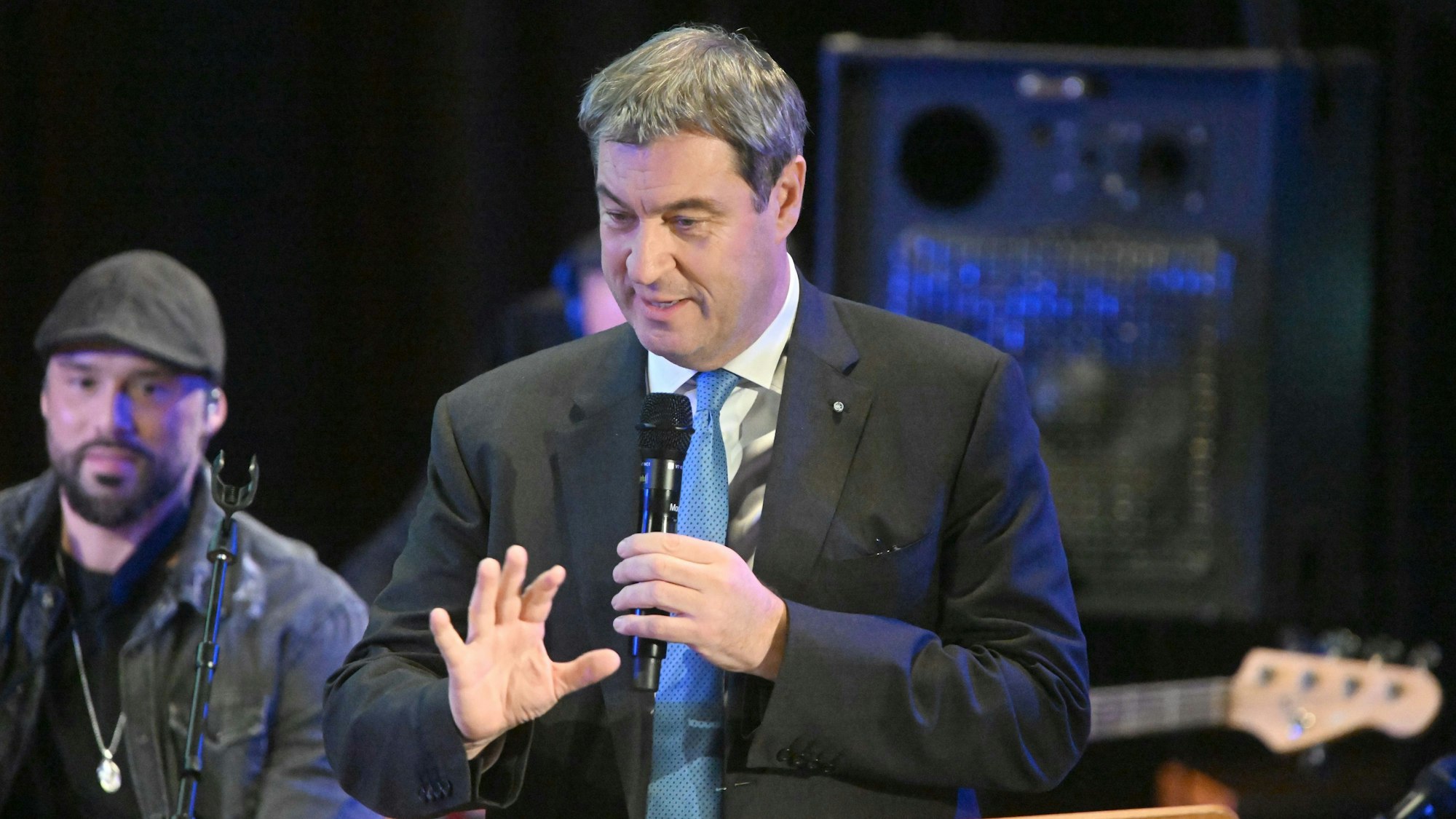 Der Bayerische Ministerpräsident Markus Söder (CSU) spricht bei der Feier zu Leslie Mandokis 70. Geburtstag in München.