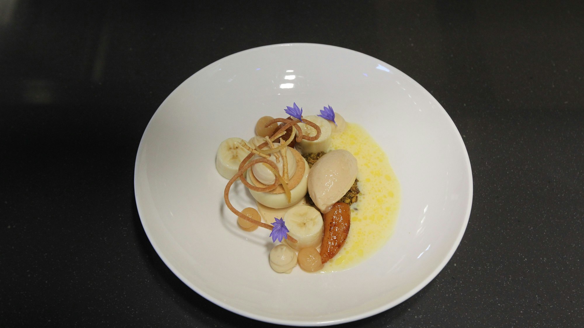 Blick auf das kunstvoll angerichtet Dessert.