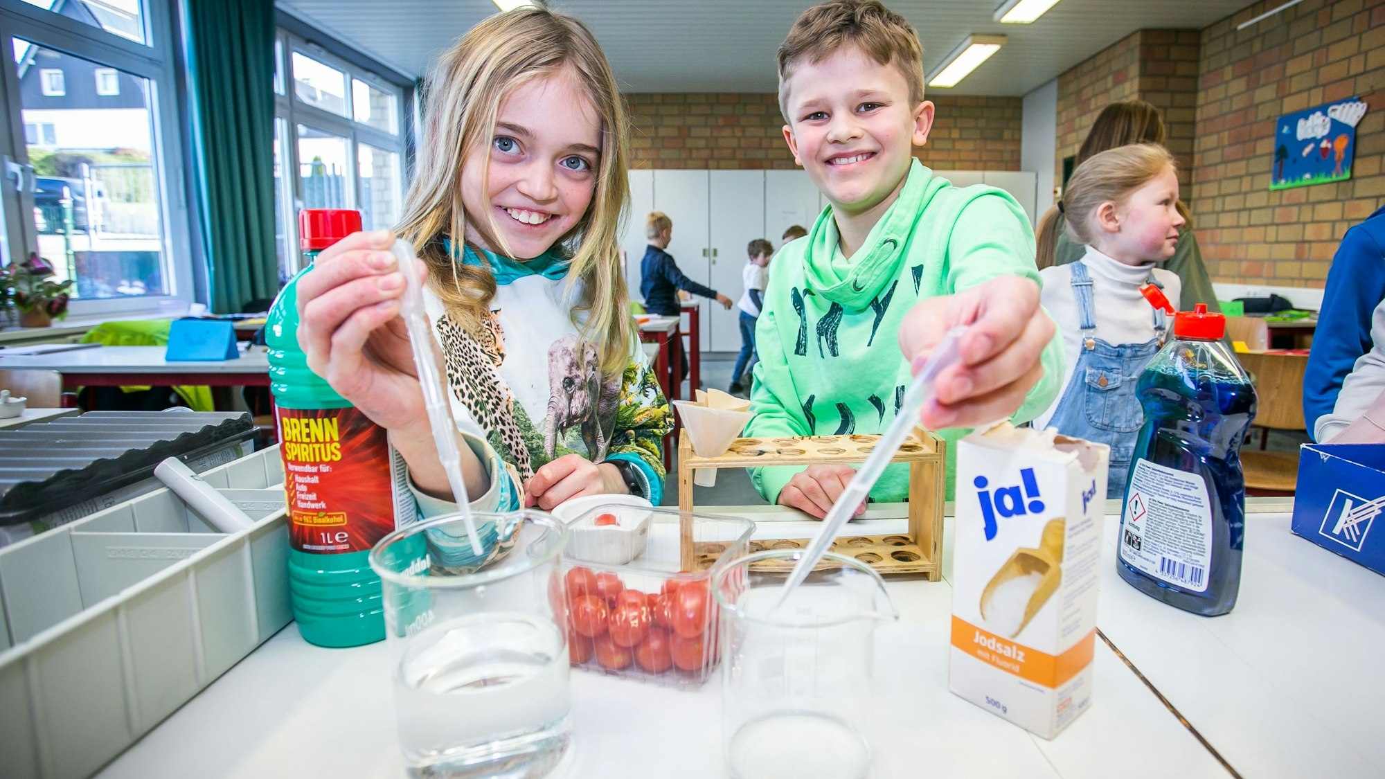 Gymnasium, Indira und Juel