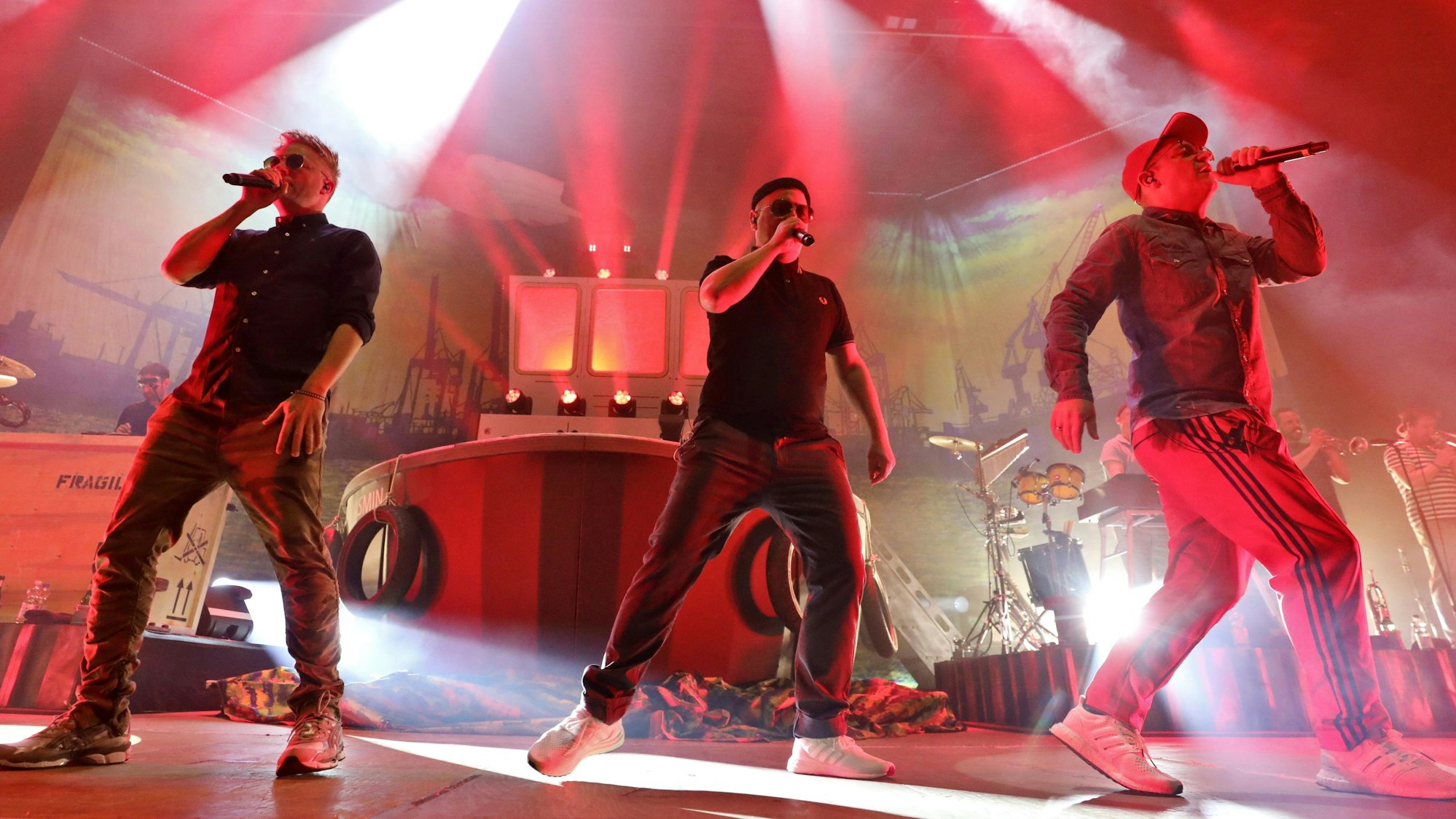 Fettes Brot performen auf der Bühne.