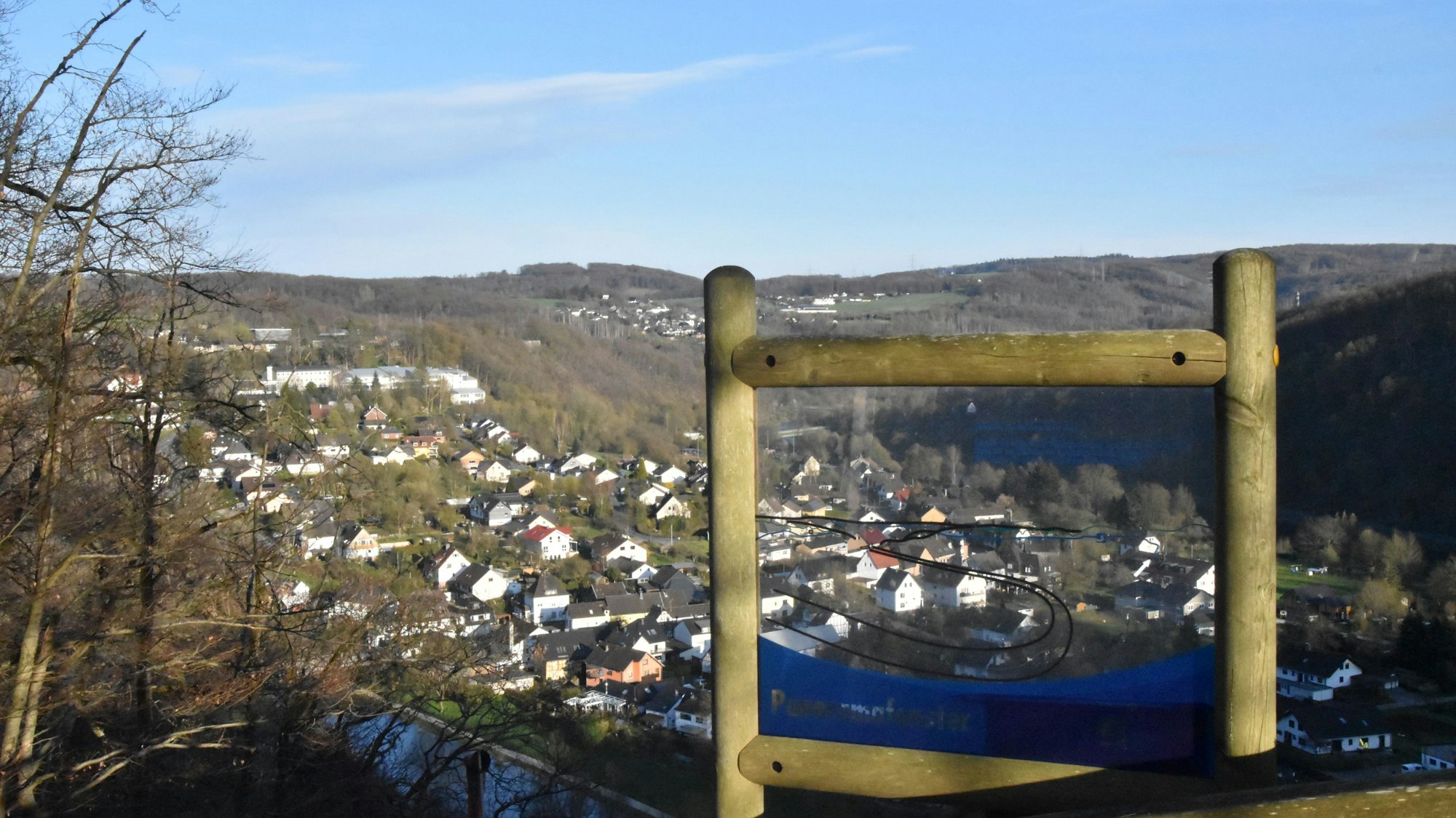 Blick auf Herchen vom Erlebnisweg.