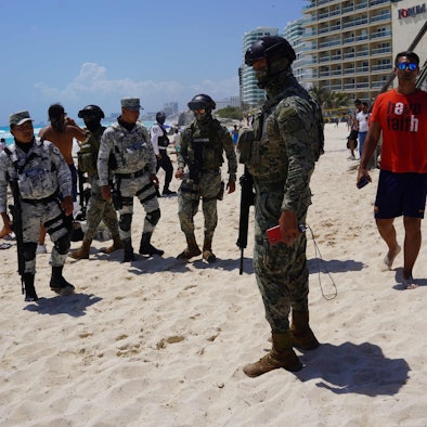 Die mexikanische Navy und die Nationalgarde patrouillieren in Cancún am Strand.