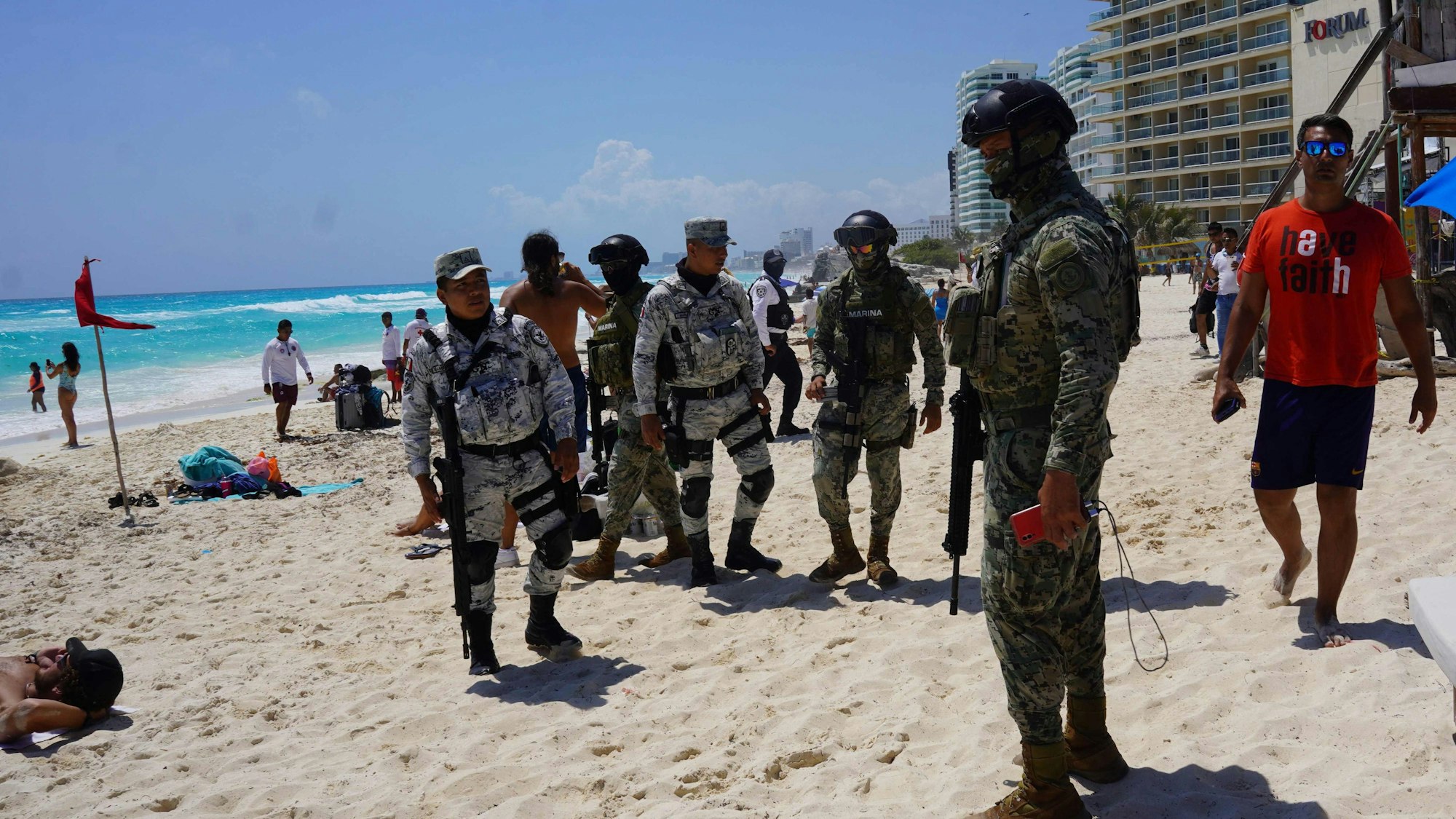 Die mexikanische Navy und die Nationalgarde patrouillieren in Cancún am Strand.