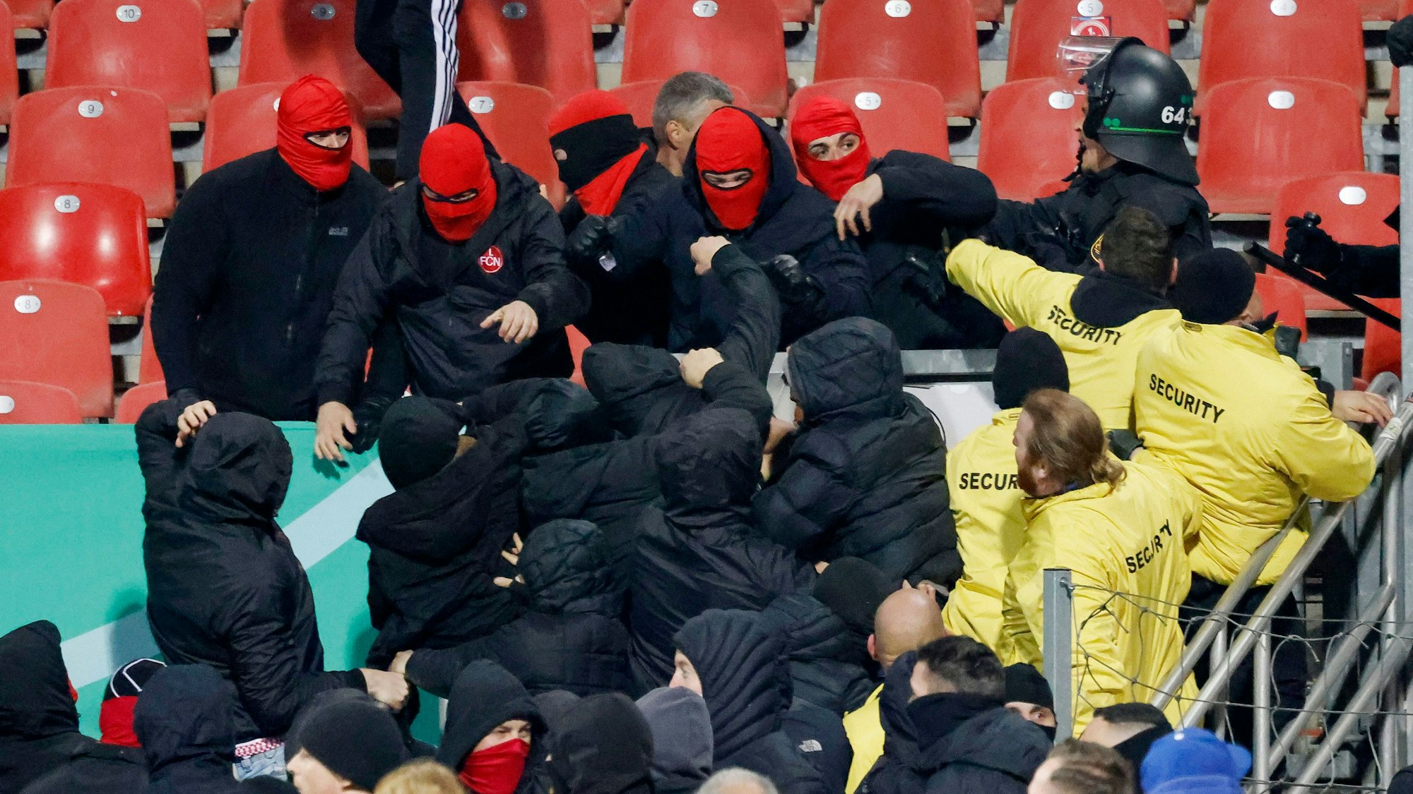 Auseinandersetzungen zwischen Hooligans vom 1.FC Nürnberg und dem VfB Stuttgart