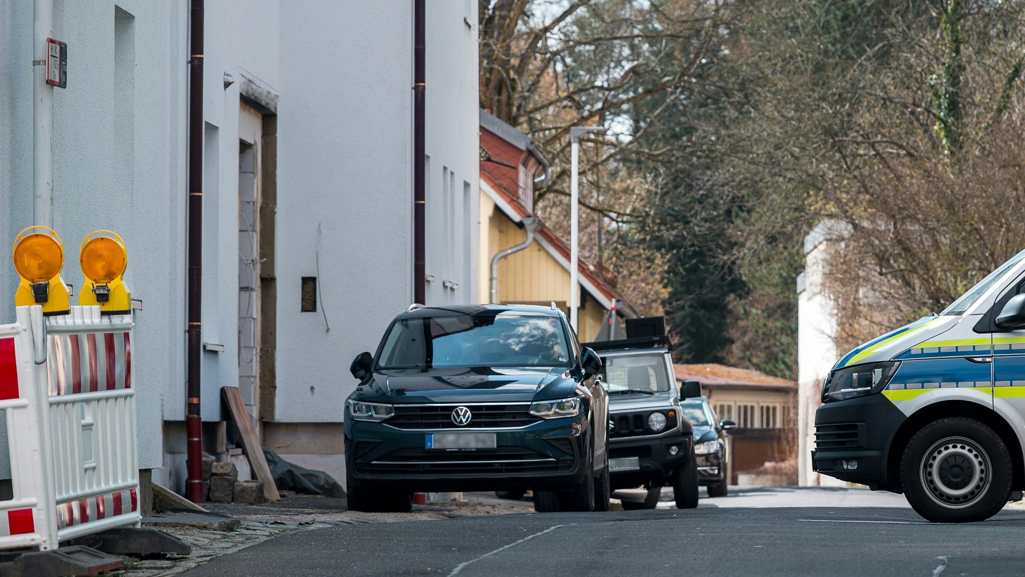 Wunsiedel in Bayern: Ein Einsatzwagen der Polizei steht vor einer Kinder- und Jugendhilfe-Einrichtung. Eine Zehnjährige war am Dienstagmorgen von Angestellten der Einrichtung leblos in einem Zimmer gefunden worden.