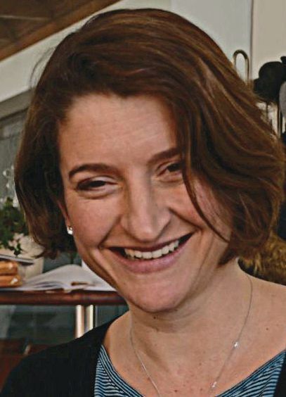 Eine Frau lächelt in die Kamera.