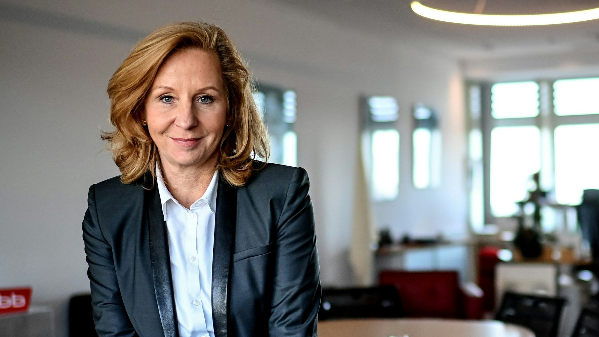 Patricia Schlesinger, Journalistin, am Rande eines dpa-Interview. Angesichts zahlreicher Vorwürfe tritt die Intendantin des Rundfunks Berlin-Brandenburg (RBB), Patricia Schlesinger, mit sofortiger Wirkung von ihrem Amt als ARD-Vorsitzende zurück. Foto: Britta Pedersen/dpa-Zentralbild/dpa +++ dpa-Bildfunk +++