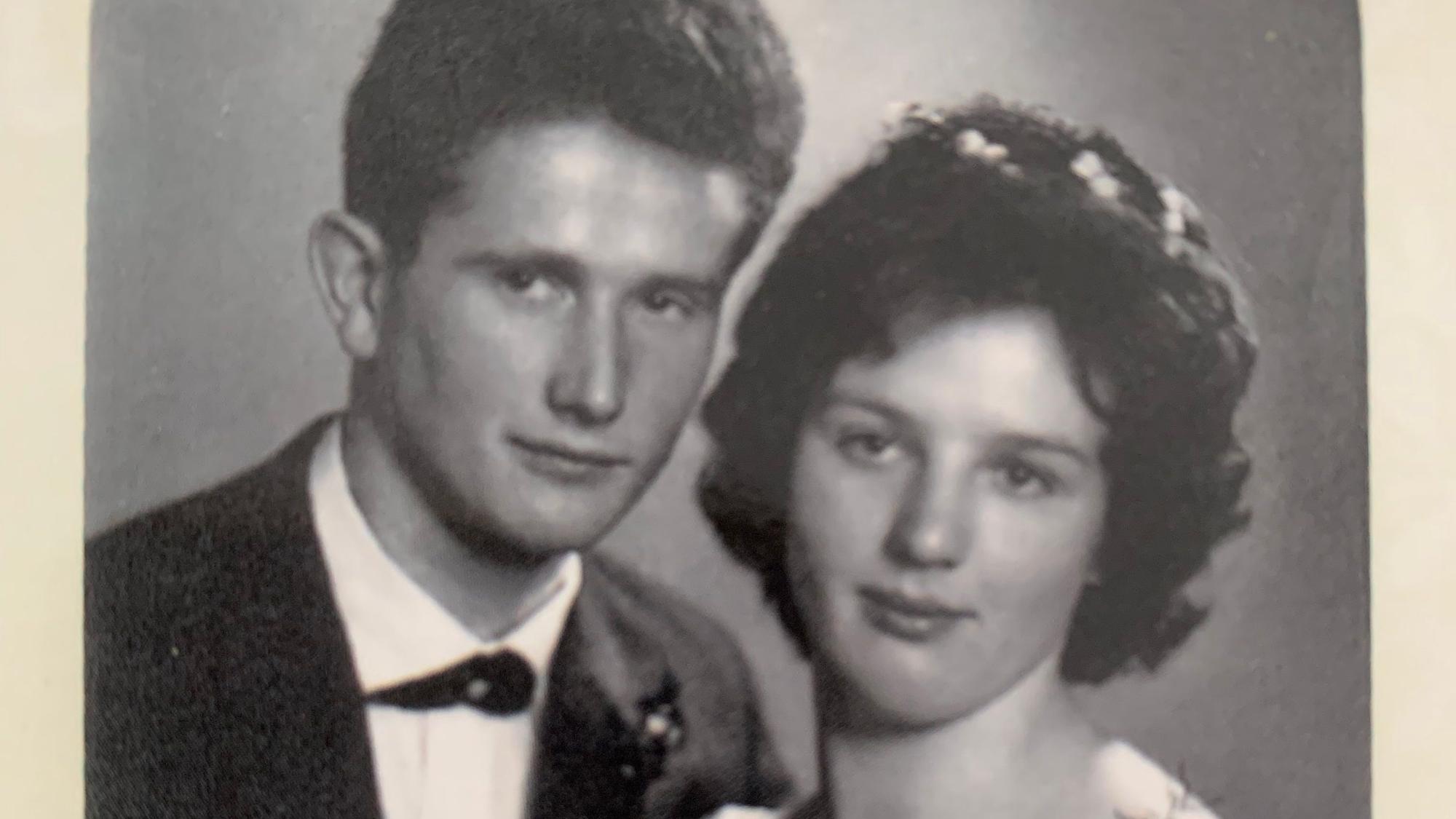 Alte Fotografie der Eheleute am Tag ihrer Hochzeit.