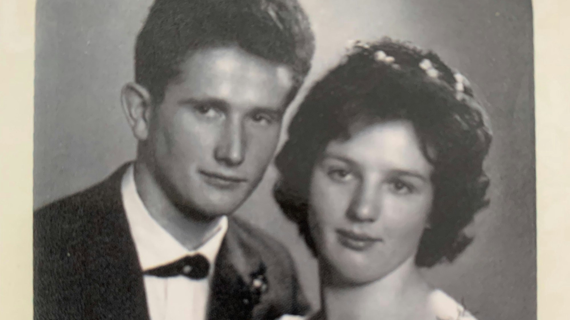 Alte Fotografie der Eheleute am Tag ihrer Hochzeit.