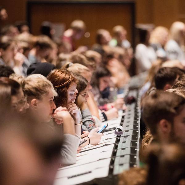 Studierende in der Aula der Universität zu Köln bei einer Erstibegrüßung.