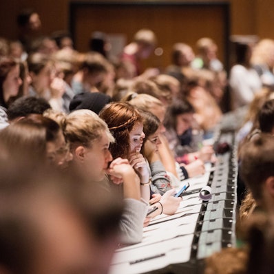 Studierende in der Aula der Universität zu Köln bei einer Erstibegrüßung.