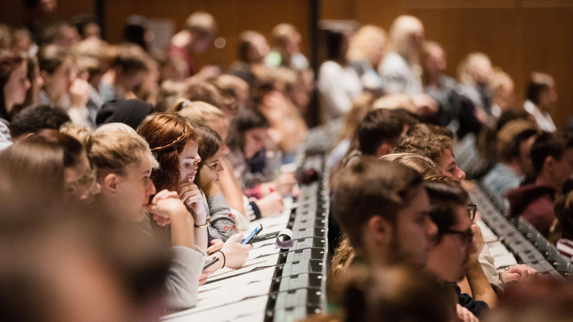 Studierende in der Aula der Universität zu Köln bei einer Erstibegrüßung.