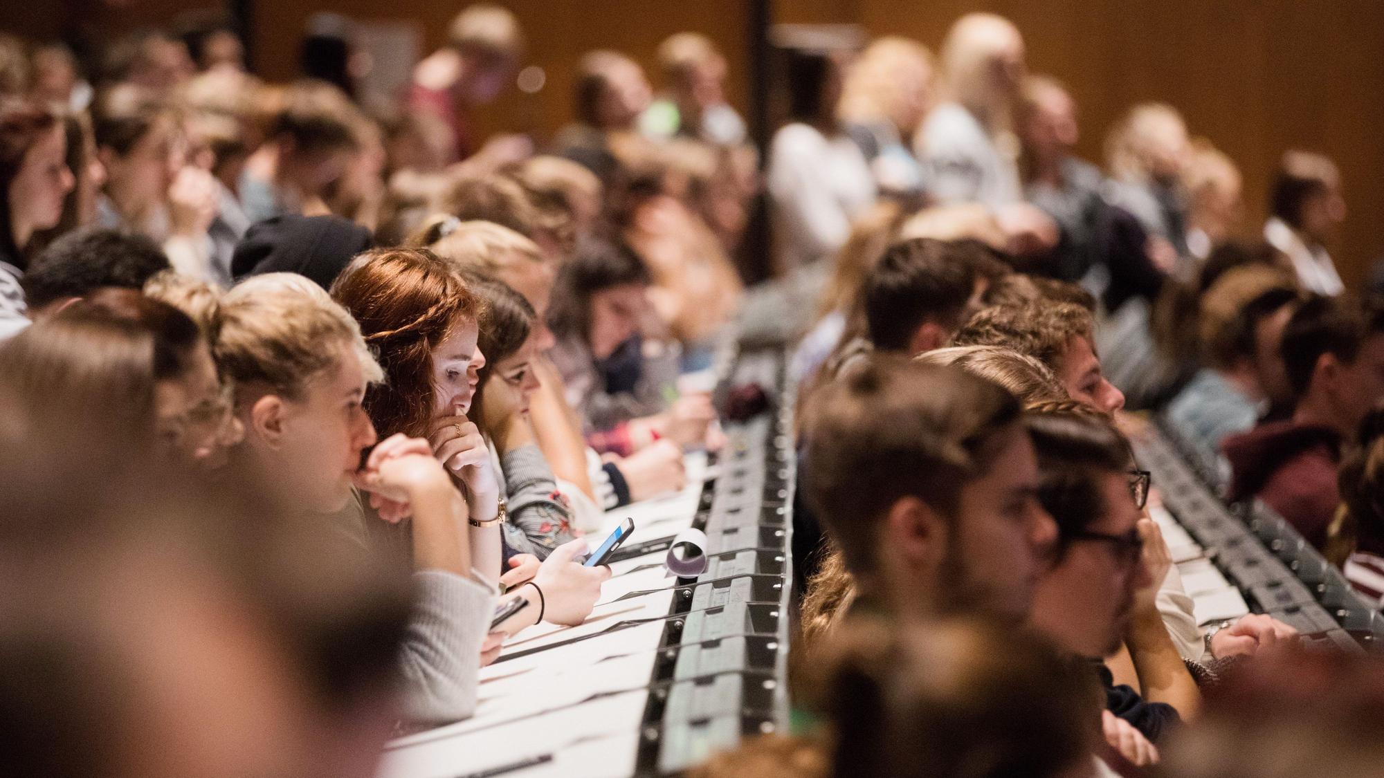 Das Foto zeigt Studierende in einem Hörsaal.
