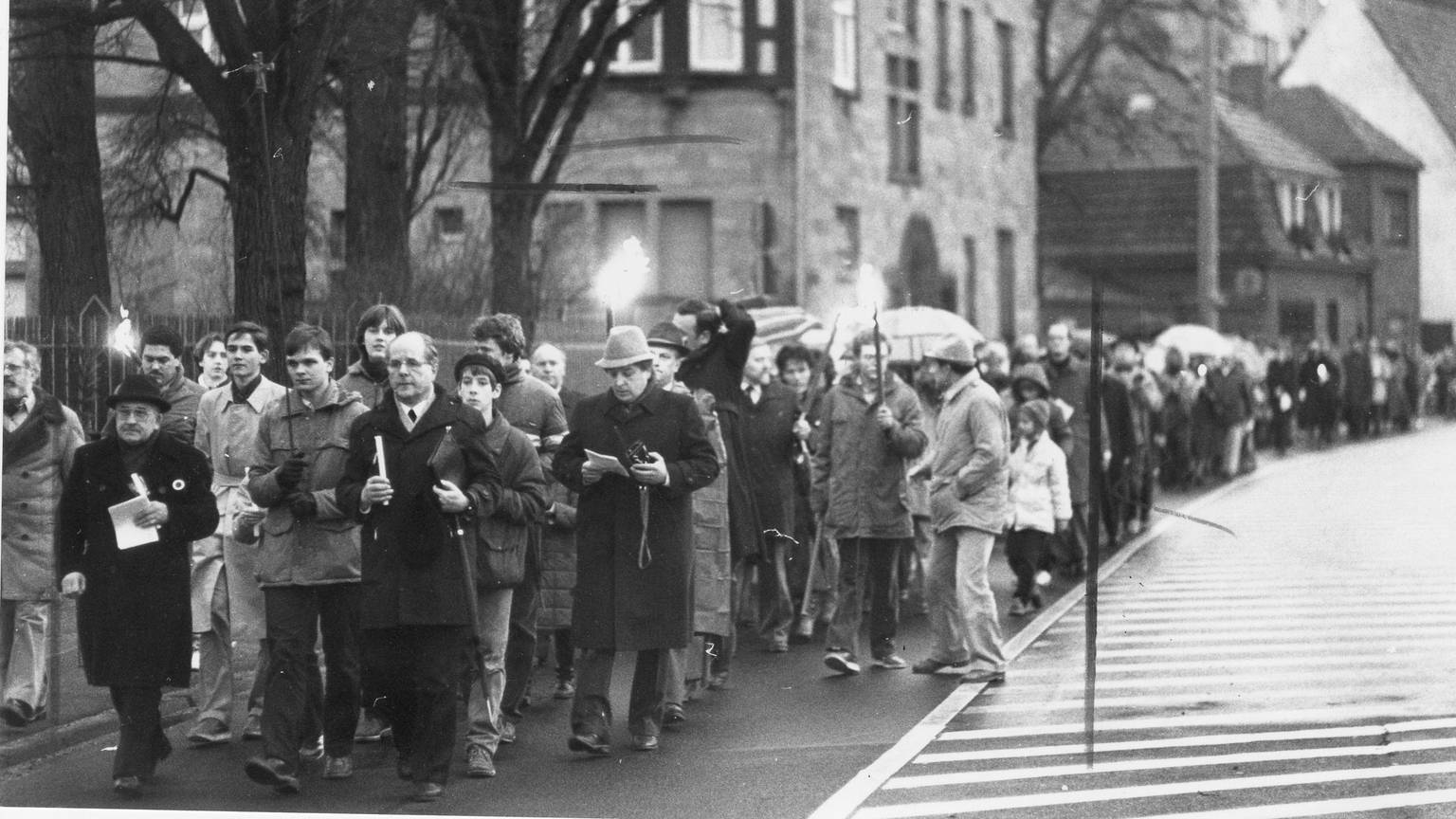 Mit einer Schweigeprozession zogen 1982 Hunderte Kölner und Kölnerinnen durch die Stadt, um für Ninas Freilassung zu bitten und zu beten