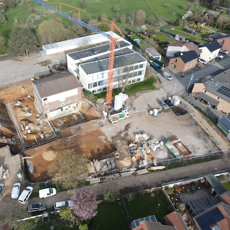 Die Josef-Schaeben-Schule in Weilerswist wird umgebaut und erweitert. Das Bild zeigt die Schule aus der Luft.