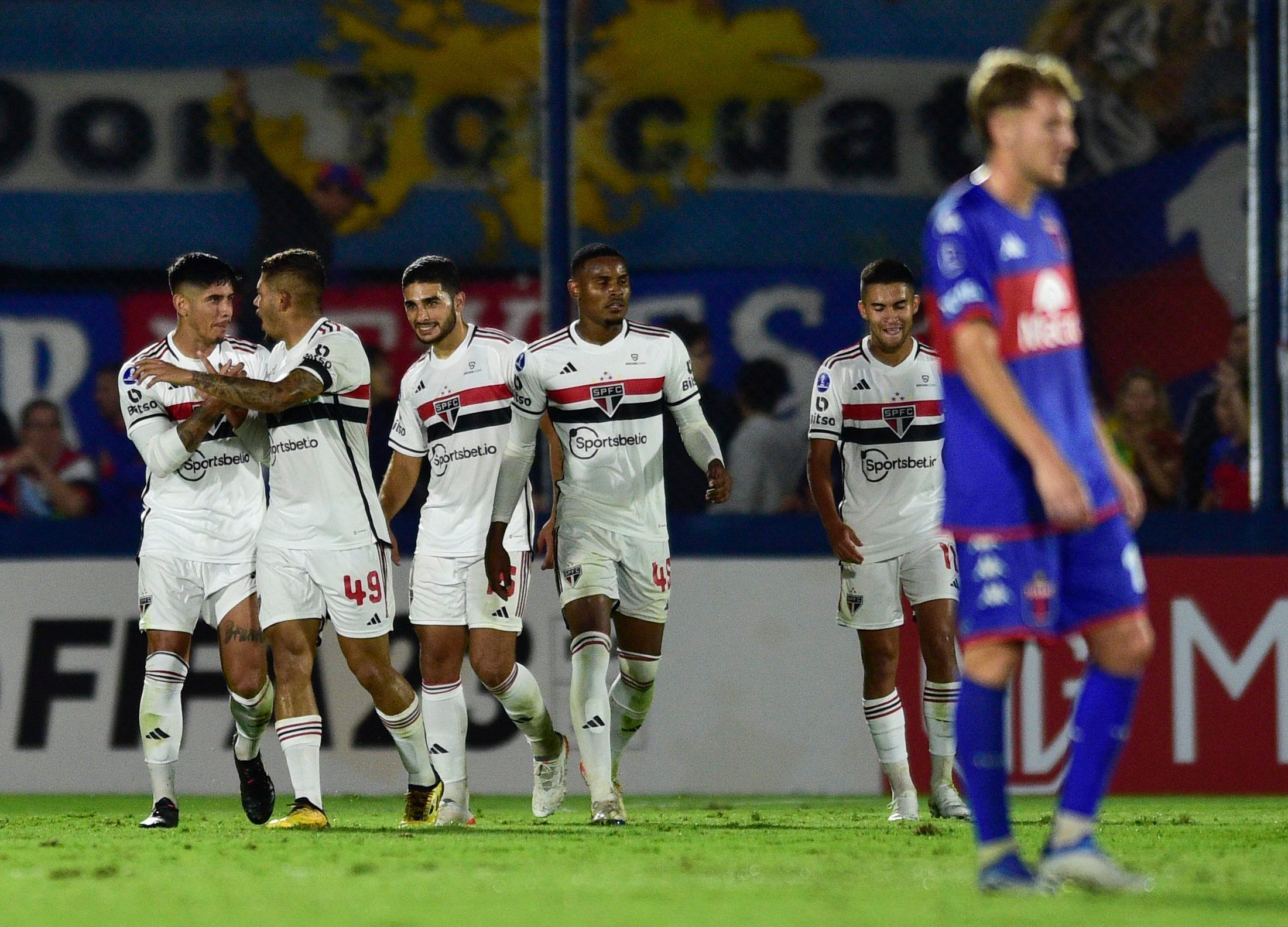 Sao Paulo jubelt im Hintergrund über ein Tor, ein Spieler von Tigre ist enttäuscht.