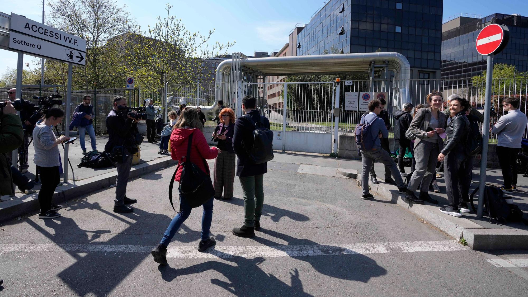 Reporterinnen und Reporter vor der Mailänder Klinik, in der Berlusconi behandelt wird.