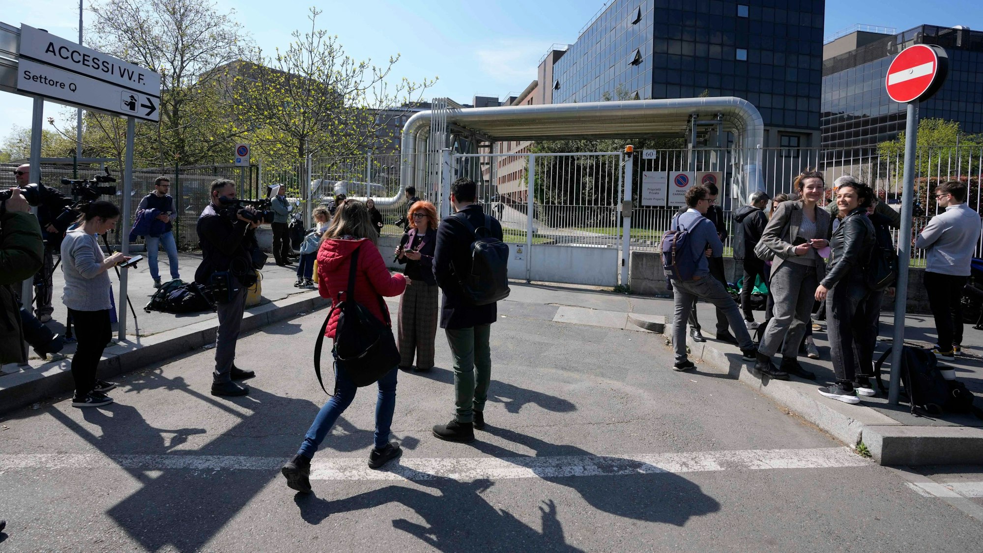 Reporterinnen und Reporter vor der Mailänder Klinik, in der Berlusconi behandelt wird.